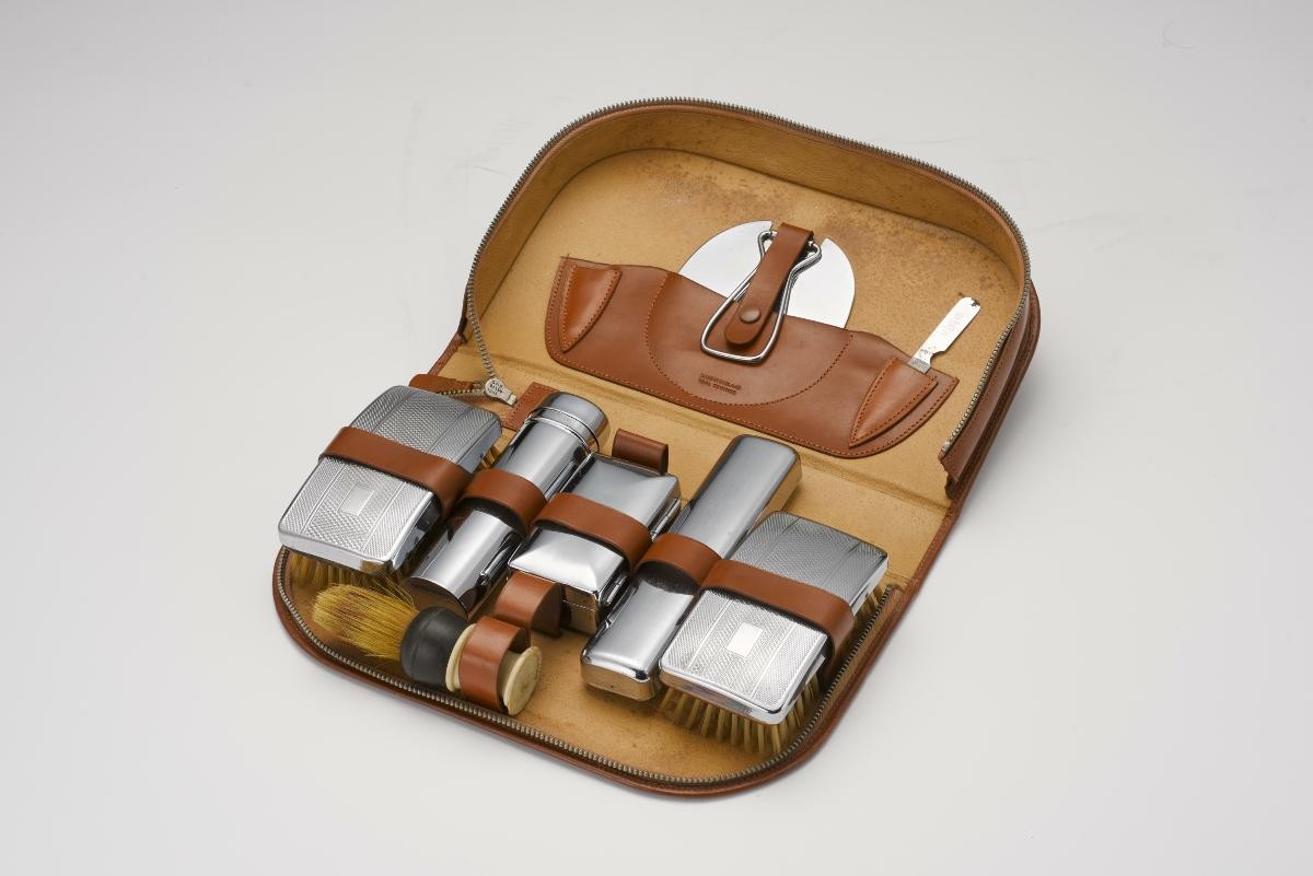 Men’s vanity set of 8 items with Pouch