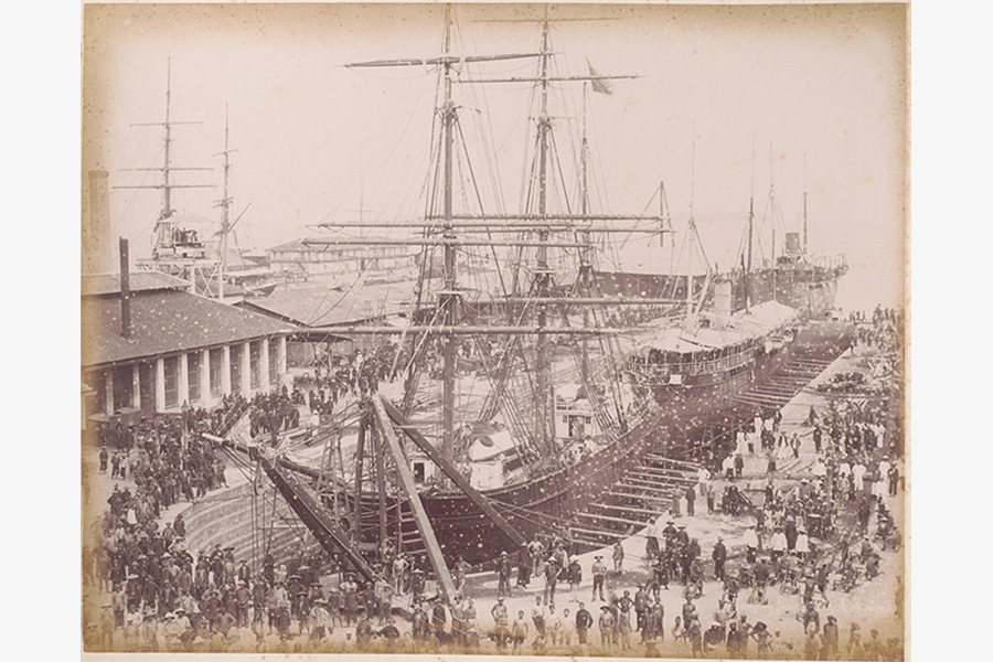 <a href="/assets/444915c4-ba03-478f-a66e-f4429e368a83/3-199501578.jpg"><strong>The Docks at Tanjong Pagar</strong></a><br>
1890s, Singapore<br>
<em>Courtesy of National Museum of Singapore</em>
