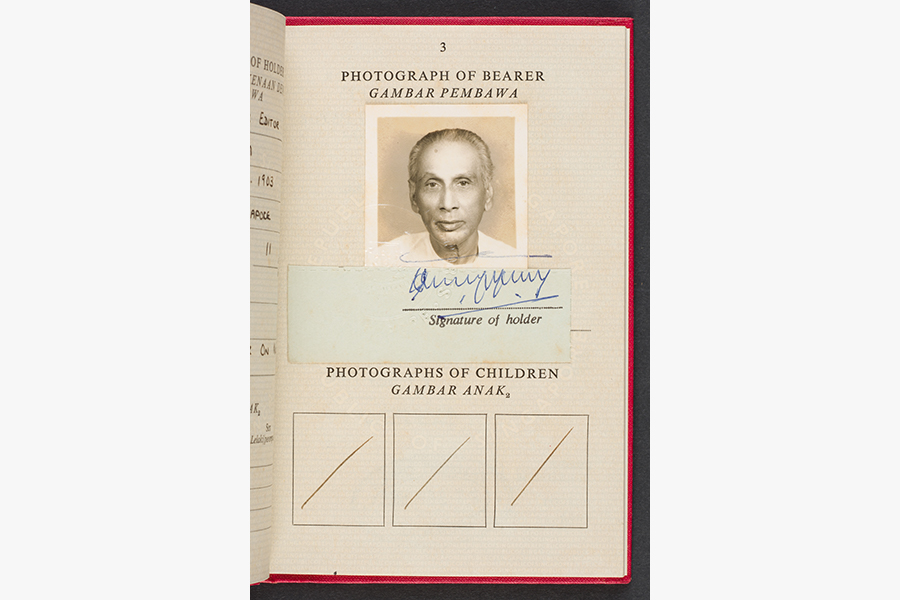 <a href="/assets/e1c040ab-8c19-4796-aeee-addc12d64571/3-20150007704.jpg"><strong>The Republic of Singapore passport of Sarangapany Govindasamy</strong></a><br>
1974, Singapore<br>
<em>Gift of Ms Rajam Sarangapany, Collection of Indian Heritage Centre</em>