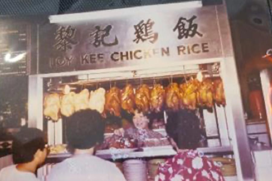 1984年,郭汉梅在黄埔巴刹为饥肠辘辘的顾客准备鸡饭。