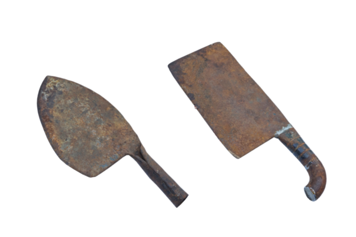 Pisau mata lebar besi pemotong daging ini digunakan oleh Sinnasamy Irudayasamy pada tahun 1990-an. Dengan berat kira-kira 1.5kg setiap satu, beratnya pisau mata lebar ini menjadikannya alat yang sangat sesuai untuk memotong daging dan tulang.