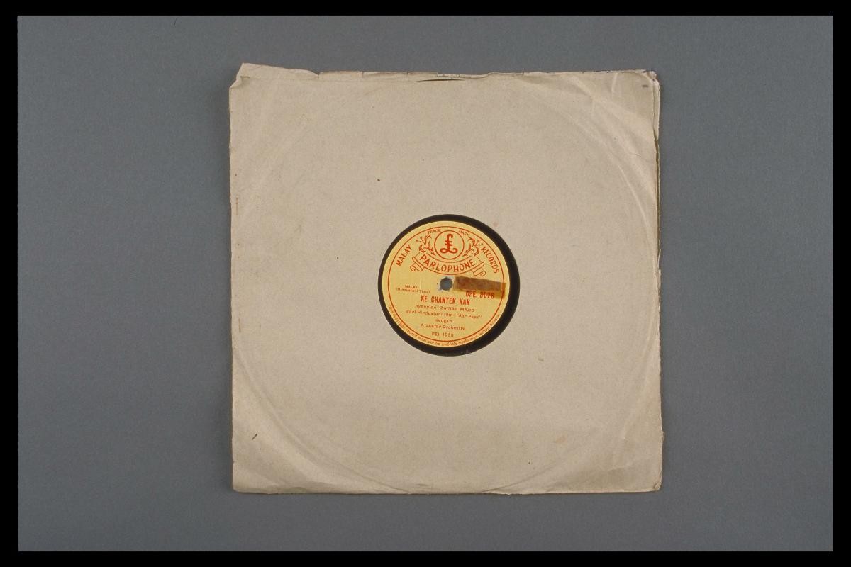 Photograph of Malay vinyl record, ‘Ke Chantek Kan (Beauty)’ by Zainab Majid