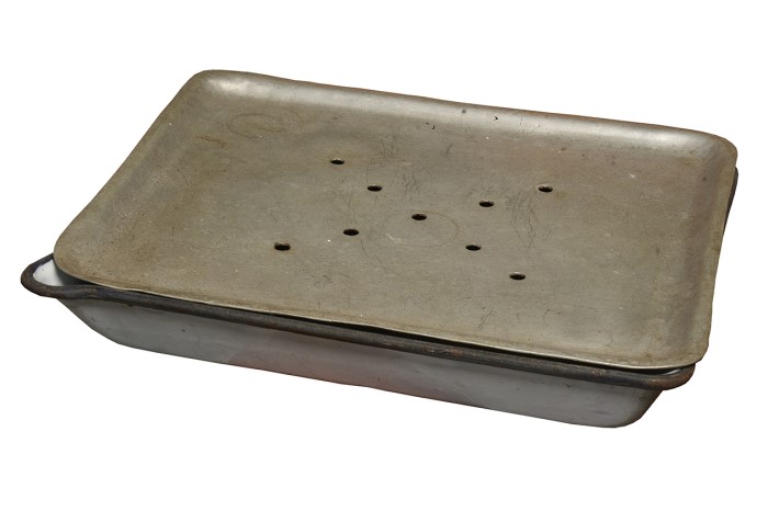 <span>This tea tray, also pictured in the photograph above, has holes in its upper layer while its lower layer functions as a container to hold water discarded in the process of tea brewing. </span>