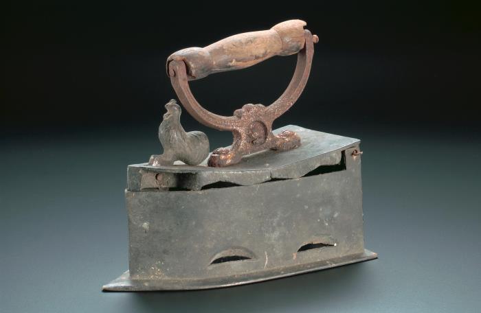 <strong>Iron</strong><br>
1995-00186<br>
Undated<br>
Collection of National Museum of Singapore, National Heritage Board