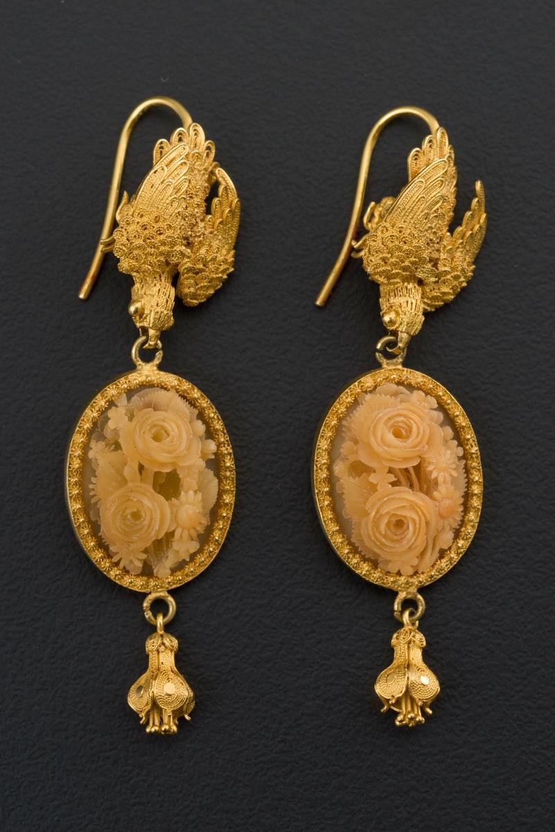 A pair of earrings set