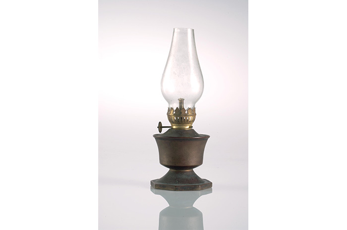 <strong>Kerosene lamp</strong><br>
2001-06644<br>
Undated<br>
Collection of National Museum of Singapore, National Heritage Board