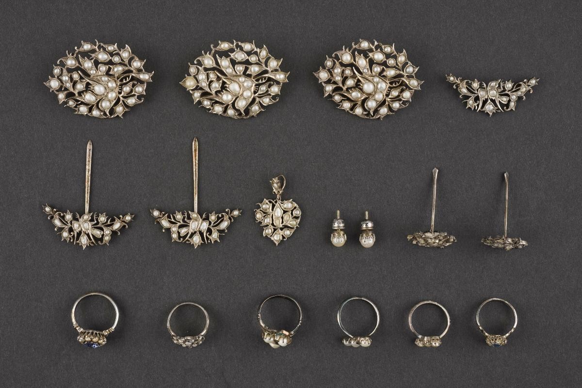 Mourning jewellery