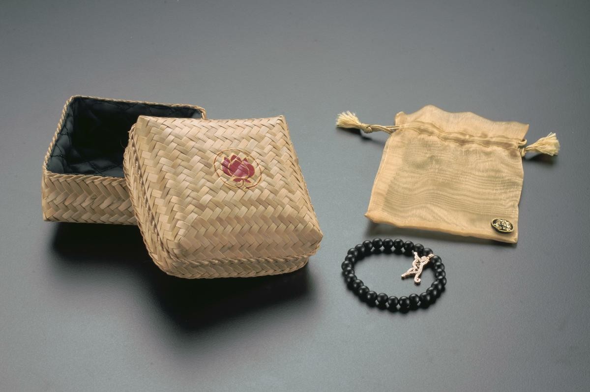 Charm bracelet with a tiger diamond pendant