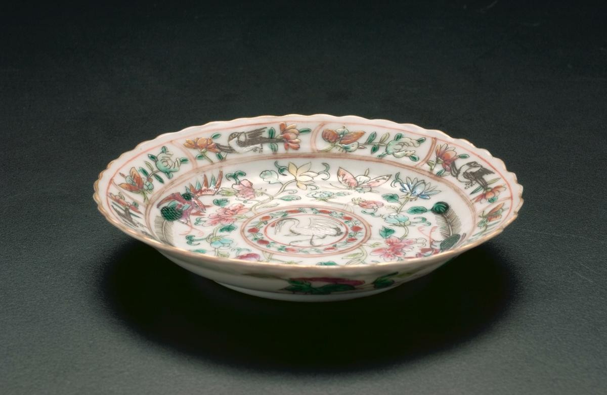 Scallop-rimmed saucer