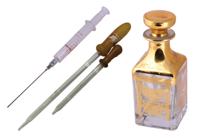 <p class="BodyB">Siring, penitis dan botol kaca ini digunakan dalam berbagai peringkat pengeluaran minyak wangi. Selain aksesori haji utamanya, Varusai juga mengembangkan perniagaannya kepada minyak wangi dan setanggi.