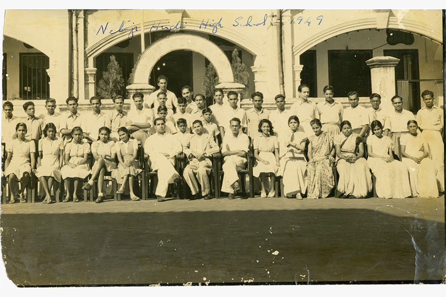 <a href="/assets/ec561afd-b111-4bdf-8674-1e61ecb0864d/2-img2016092018221901v2.jpg"><strong>A photograph of students and teachers at the Netaji Hindi High School at Norris Road</strong></a><br>
1949, Singapore<br>
<em>Courtesy of Ambassador Gopinath Pillai, Collection of Indian Heritage Centre Resource Library</em>