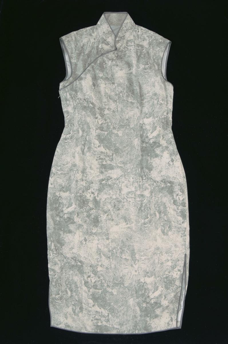 Sleeveless silk cheongsam with grey piping worn by Kwa Geok Choo
