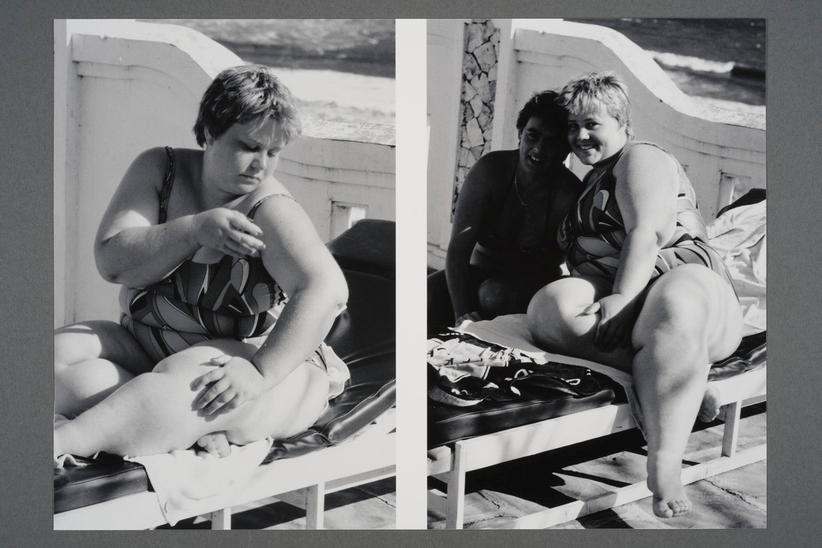 #2 of 2 - Wu recruited a British tourist to be his figure study model at a beach in Bali. He poses with her in photos. 吴在巴厘岛海滩上招募了一名英国游客作为他的人体绘画模特儿;他们合影留念。