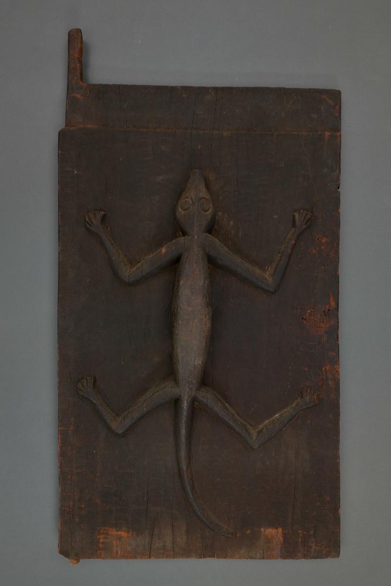 Batak door with lizard image