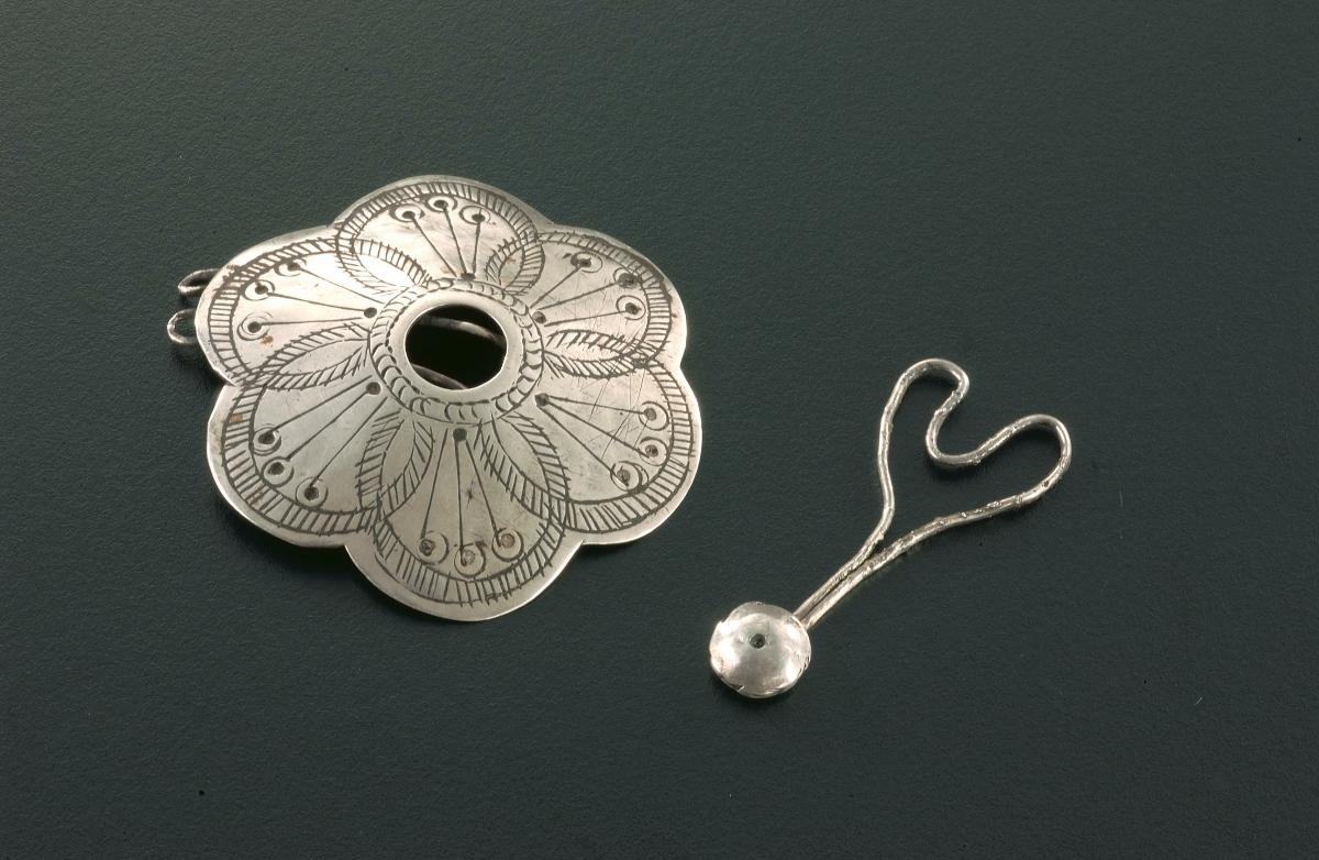 Floral shaped buckle and pin