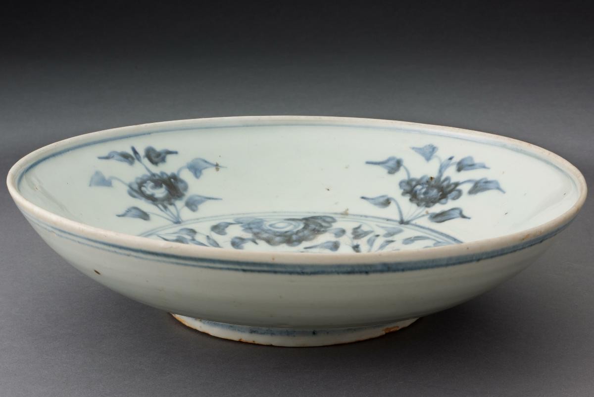 Blue and white dish with floral decoration