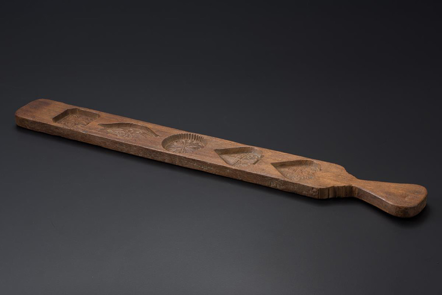<a rel="noopener noreferrer" class="bold" href="/Collection-Landing/listing/1130101" target="_blank">Wooden 'putu kacang' biscuit mould</a>