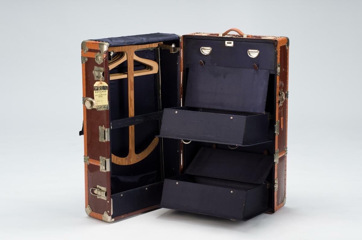 A huge suitcase containing 6 hangers and compactments