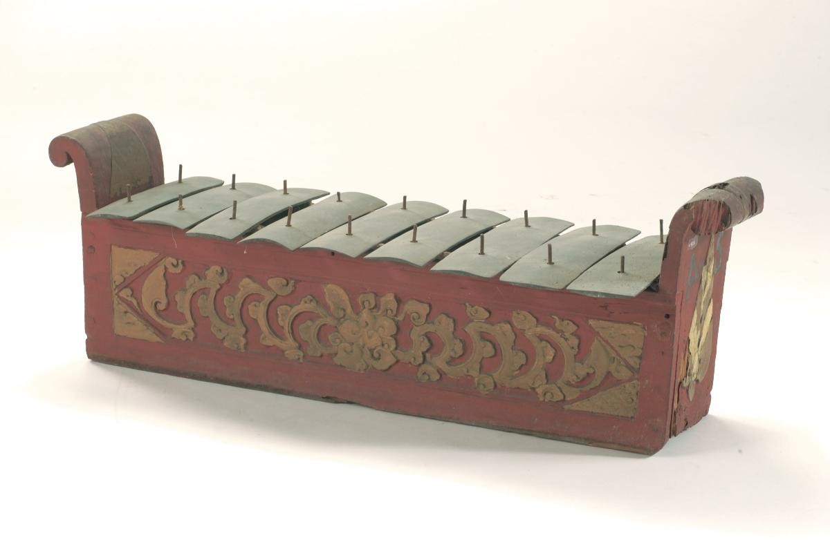 Gamelan instrument with flat keys