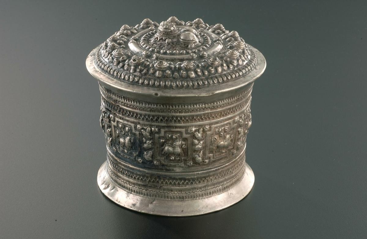 Silver medicinal box with lid