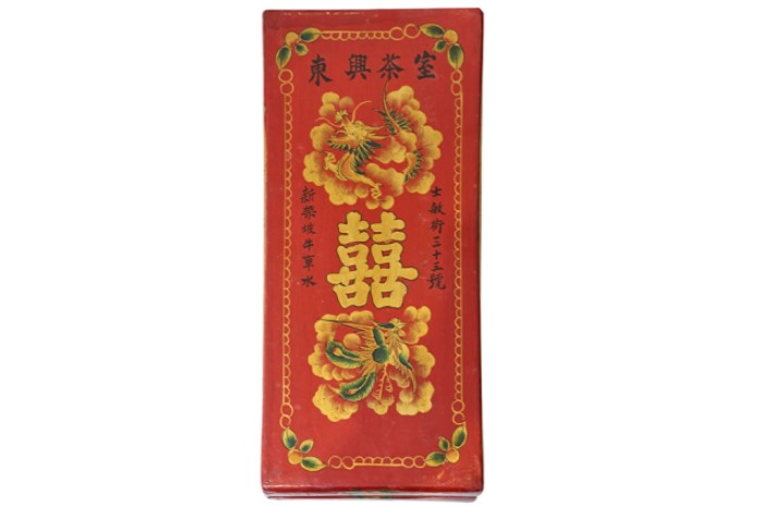 <span>This custom-made gift box was used to contain wedding jewellery and delivered as part of the package when customers ordered wedding confectioneries. </span>
