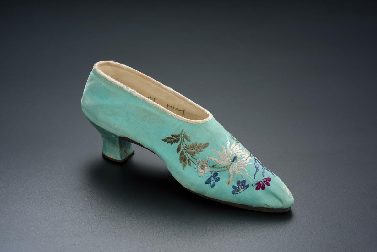 Ladies’ high-heeled blue shoe embroidered with floral motifs