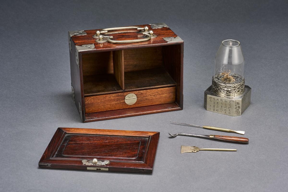 Portable opium lamp case