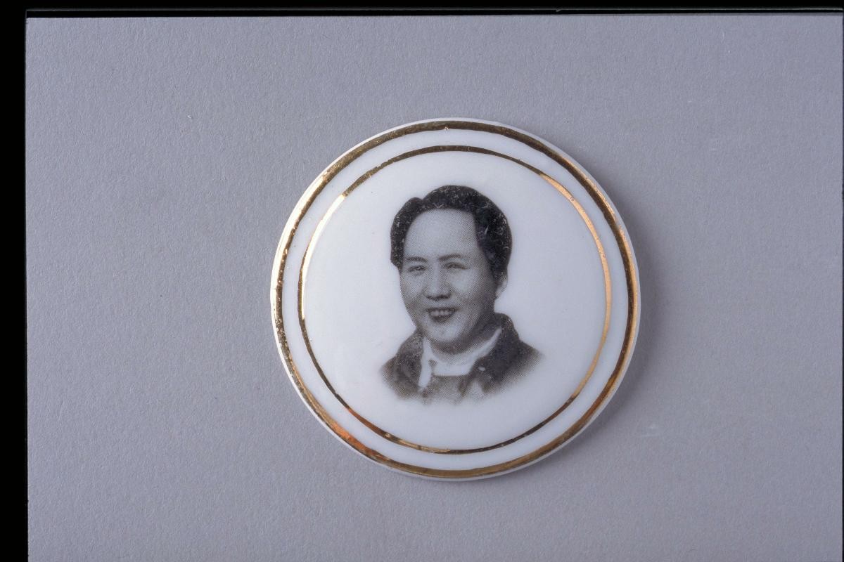 Badge featuring young Mao