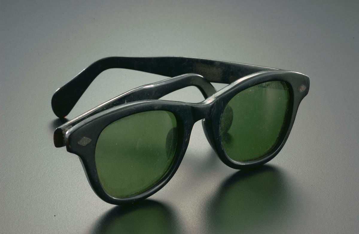 Men's black plastic sunglasses