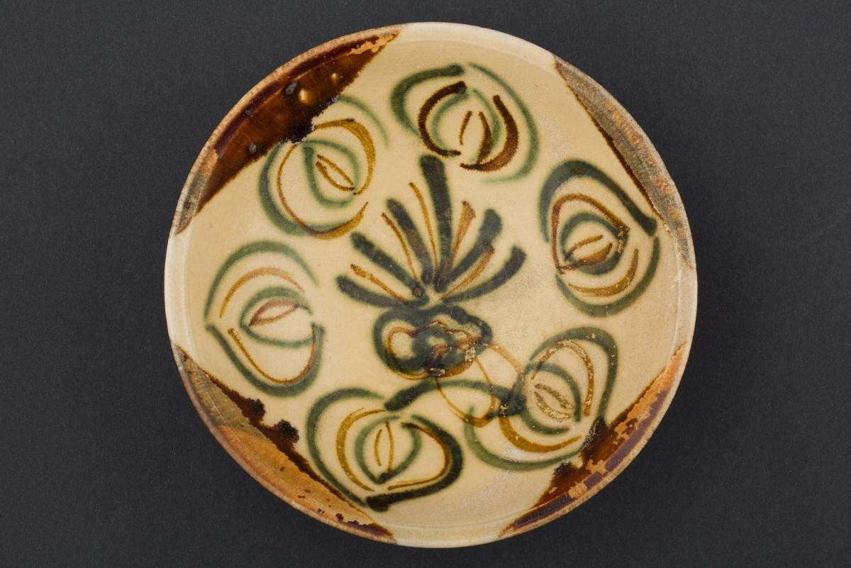Bowl with six-petal flower