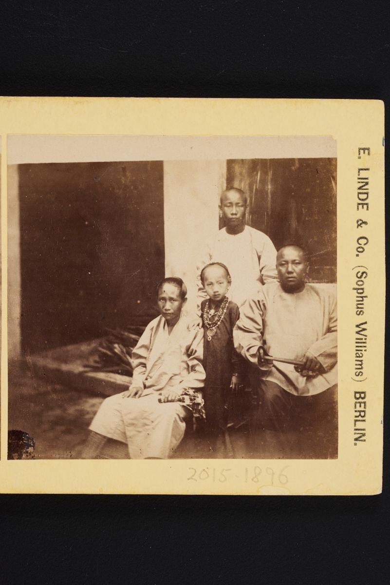 On back: “Familie eines reichen chinesischen Kaufmannes aus Malakka (enthält Malayenblut durch die Frauen)” – Family of a wealthy Chinese businessman from Malacca (having Malay blood through the women