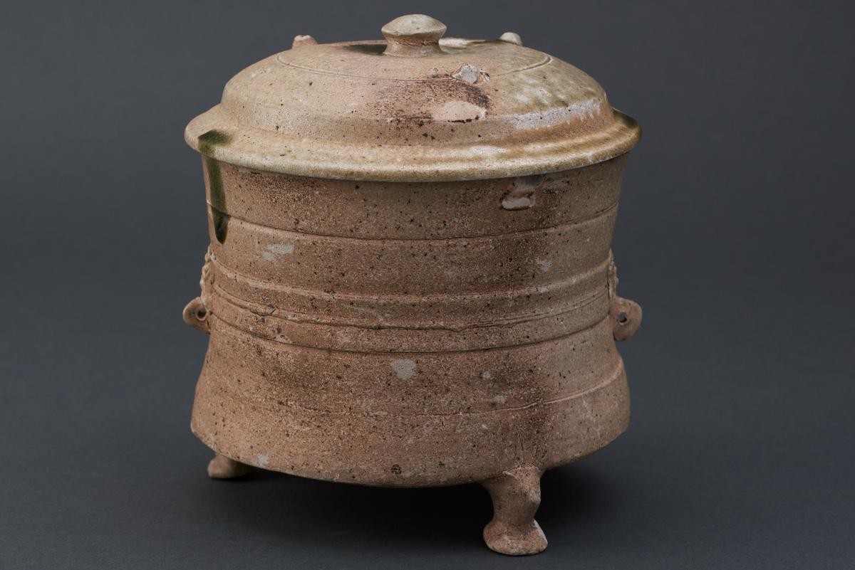 Tripod vessel with cover