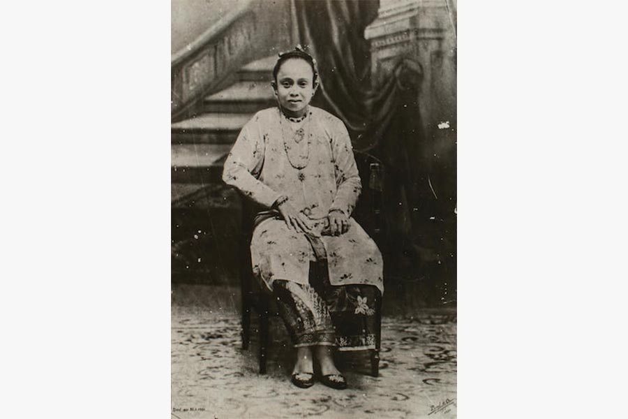 <a class="bold" href="/assets/fec10a83-eccd-4114-ab32-8305e7d0c736/vii-a-studio-photograph-of-avarami-wife-of-bs-naiker-wearing-baju-panjang-and-sarong.jpg" target="_blank">
A studio photograph of Avarami, wife of BS Naiker wearing <i>baju panjang</i> and <i>sarong</i>
</a>
