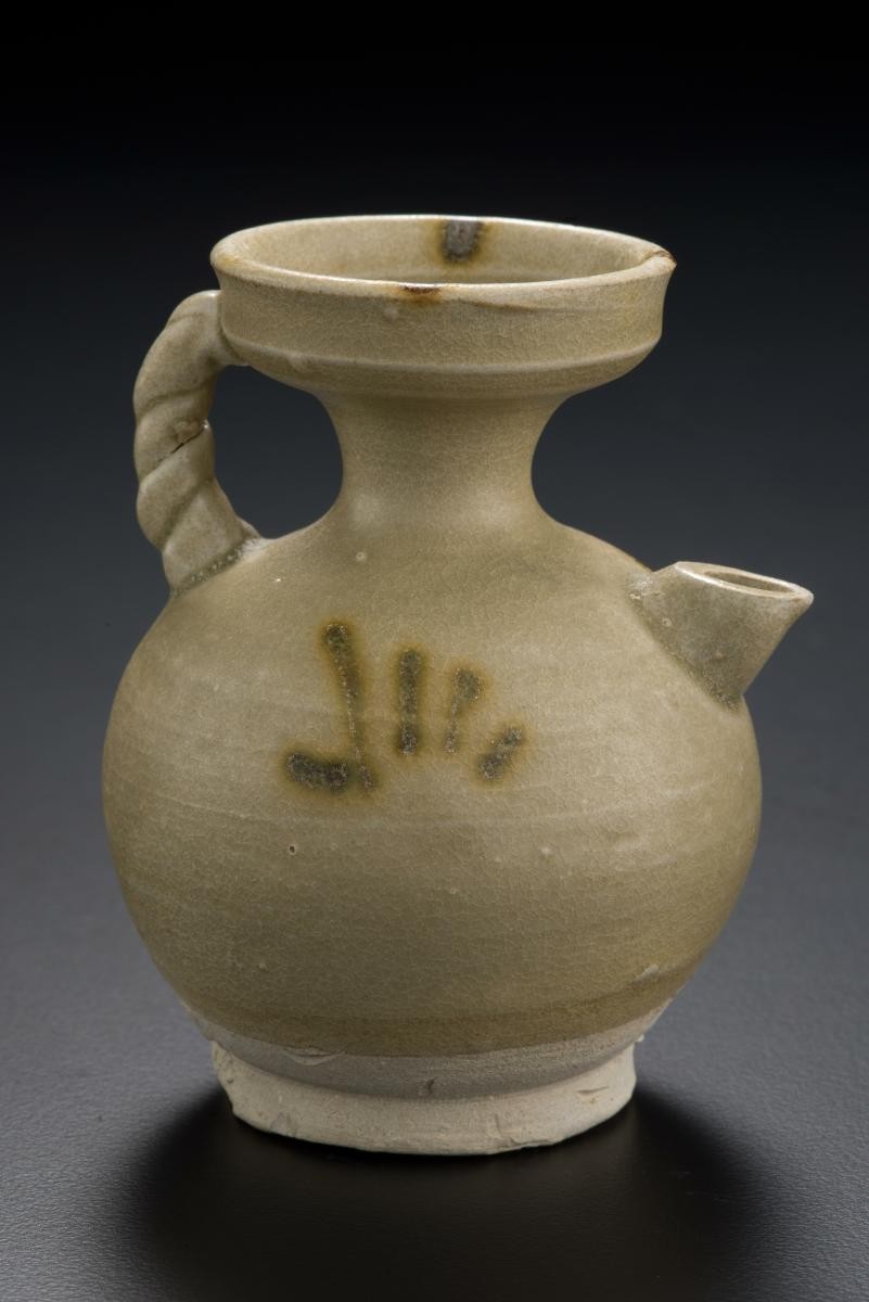 Water dropper with a dish-shaped mouth