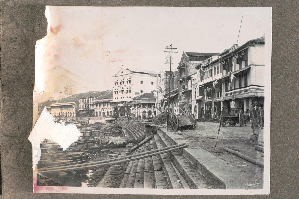 Shophouses and ‘twakow’ lighter vessels along the south bank of the Singapore River