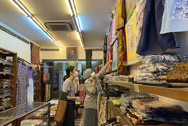 Volunteer Customers 1 at Basharahil Bros Batik