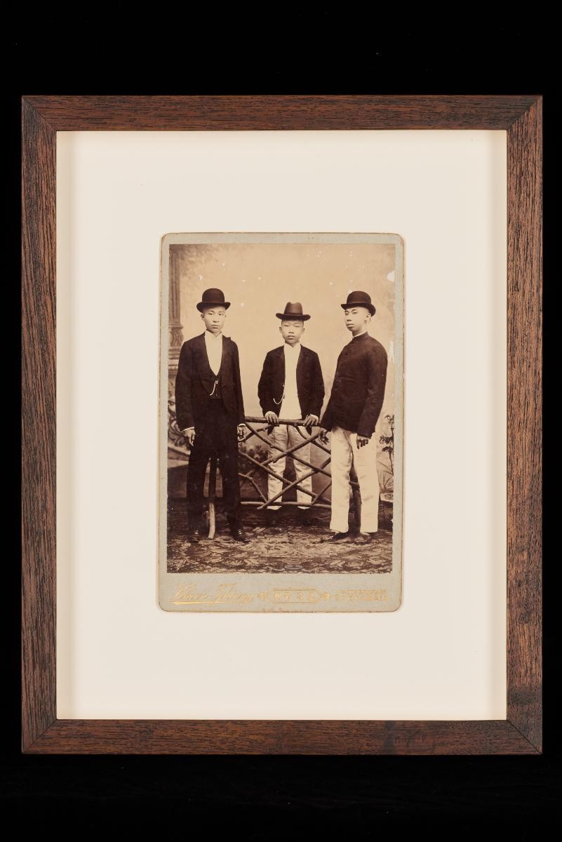 On back: “Oemoer 21 taon”–Aged 21 years