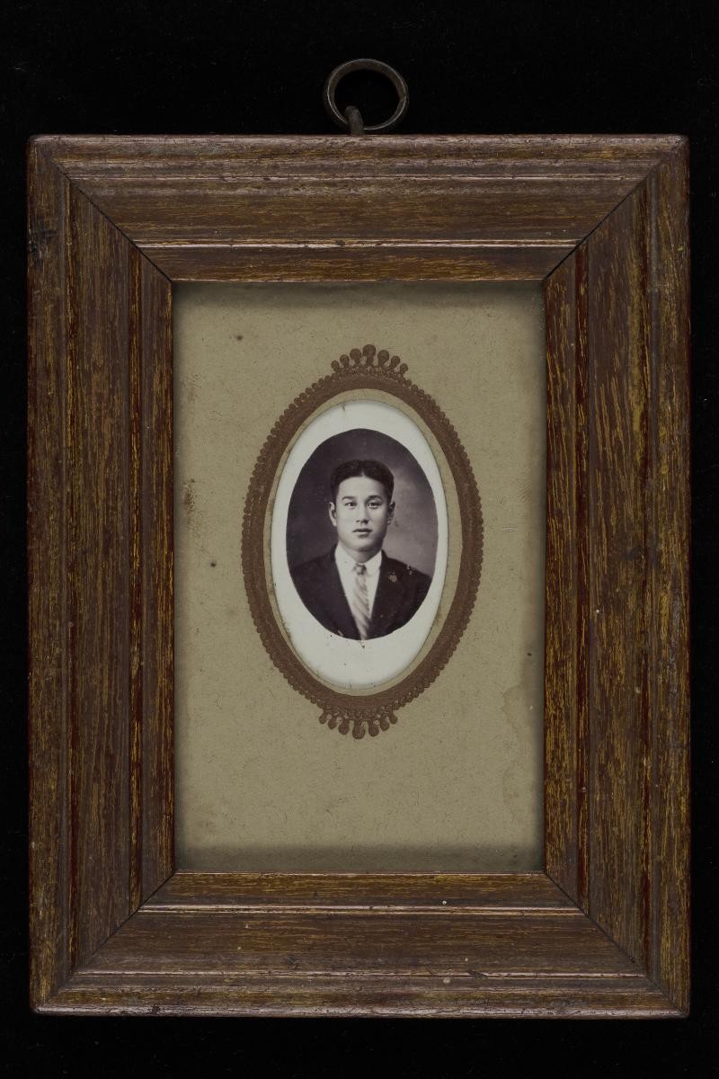 Studio photograph of Lim Chan Ngam (林赞岩)