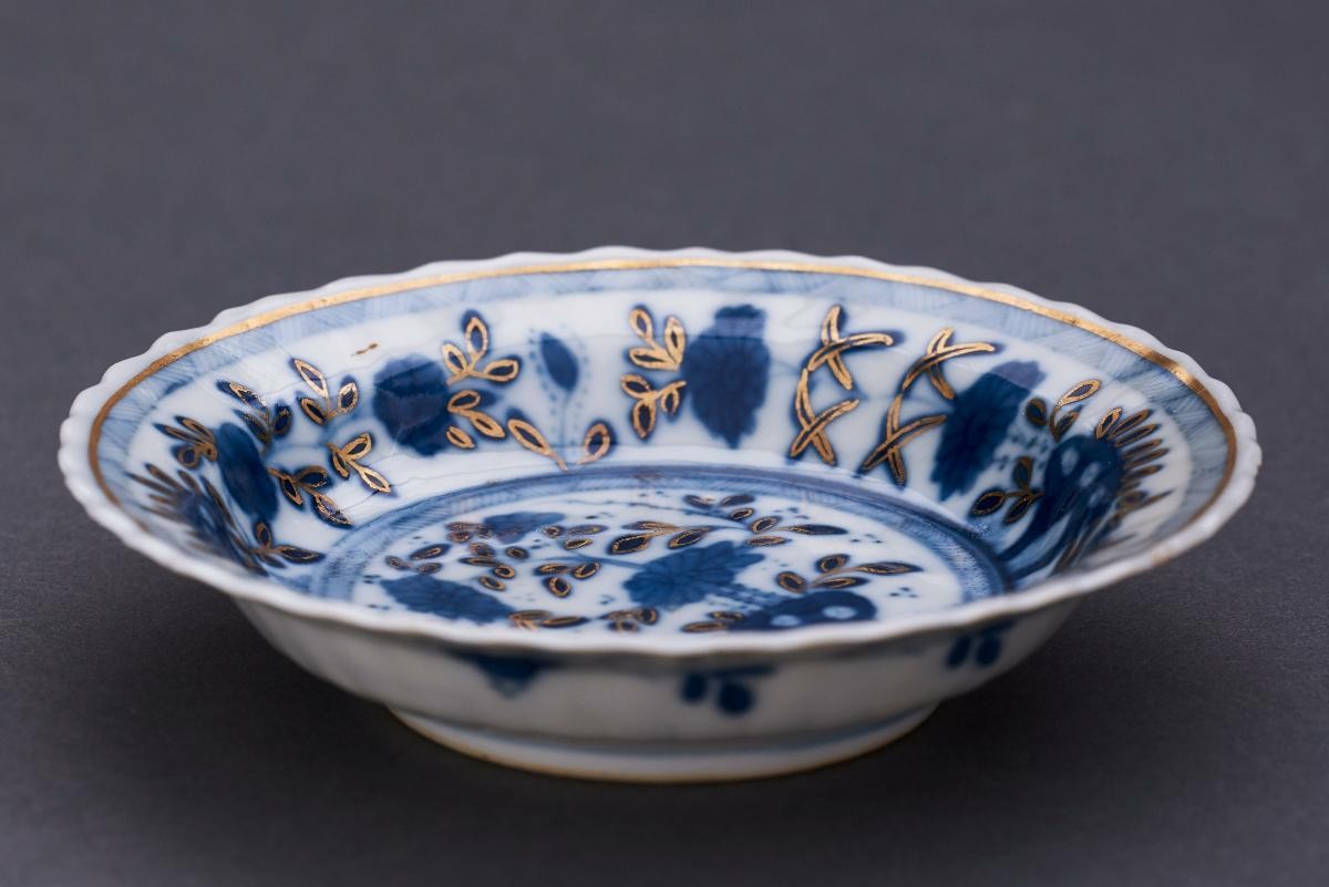 Blue-and-white dish with gilding