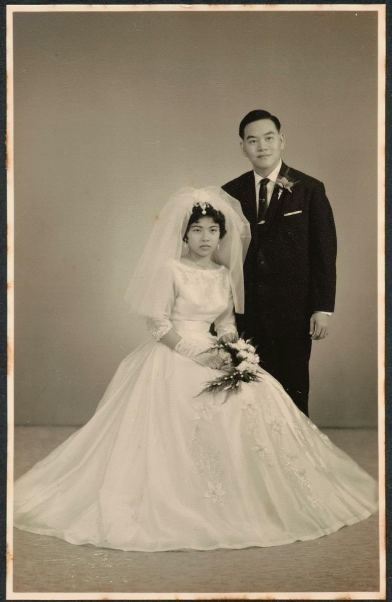 Portrait of a Chinese bride and groom, taken at the Foto Salon in Balestier Road