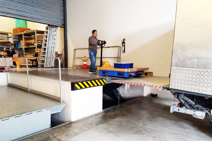 <p style="color: #000000; margin: 0cm 0cm 8pt;">The present loading bay where artefacts and artworks are loaded on to or from art movers’ trucks at HCC.