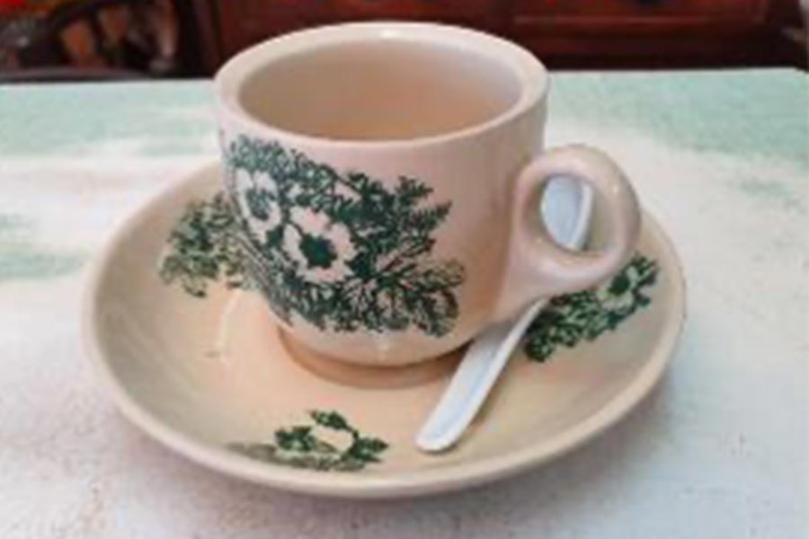 在新加坡各地的咖啡店,传统咖啡会用小瓷杯盛装,搁在碟子上,端给顾客享用。