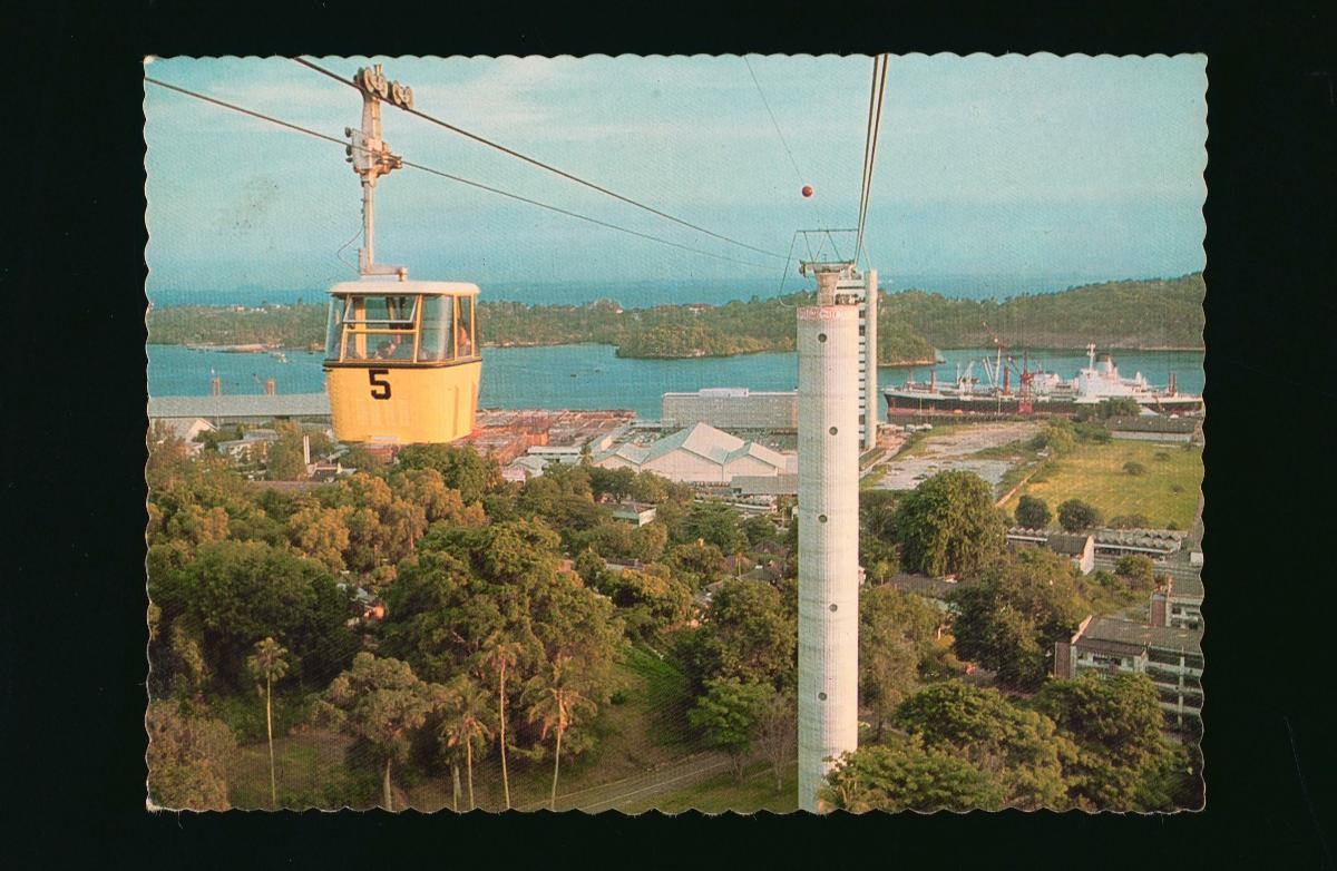 Sentosa cable cars travelling between Mount Faber and Jardine Steps stations