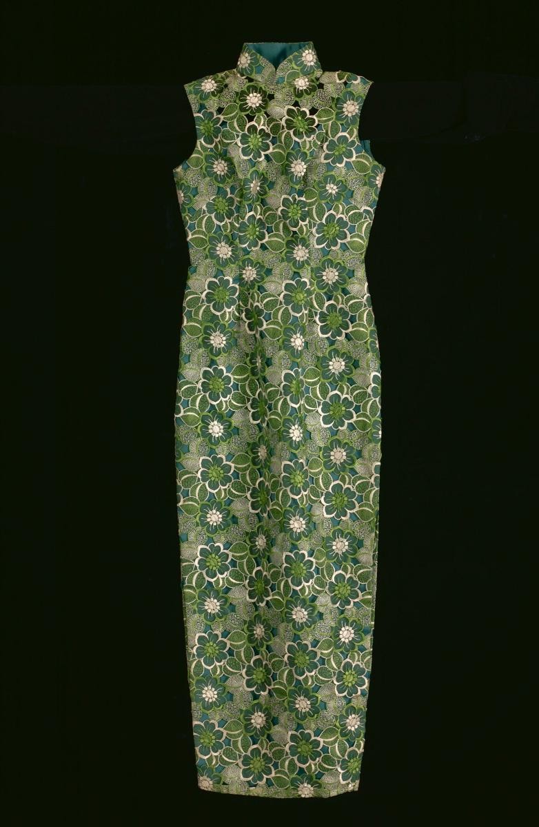 Turquoise-lined sleeveless cheongsam with floral embroidery (绿色通花旗袍, lü se tong hua qi pao)