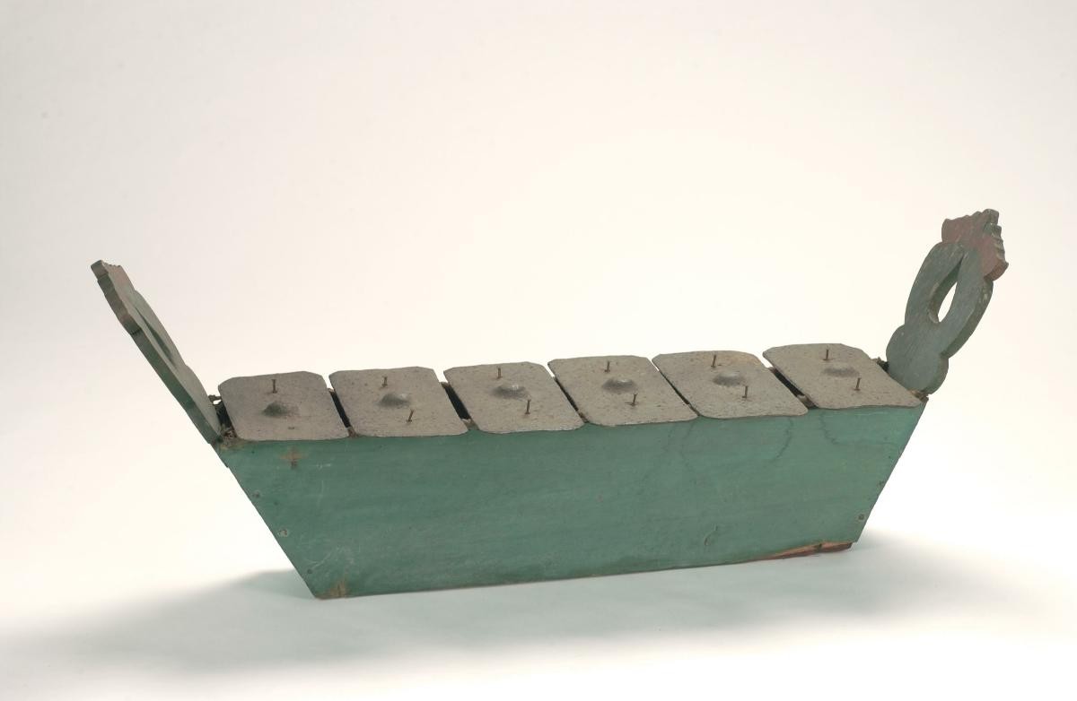 Gamelan instrument with flat keys