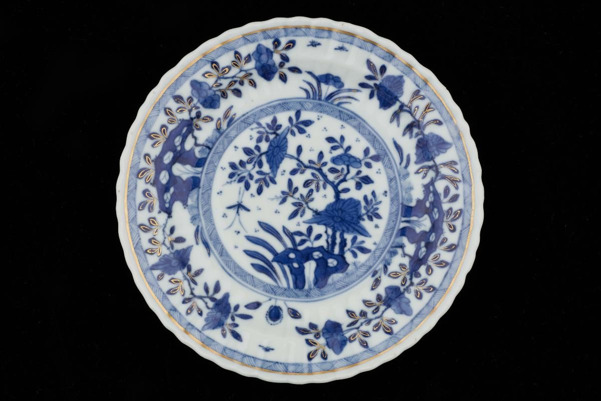 Blue-and-white dish with gilding