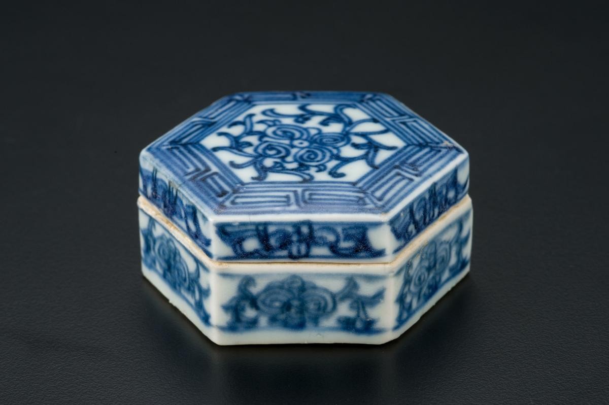 Covered hexagonal box