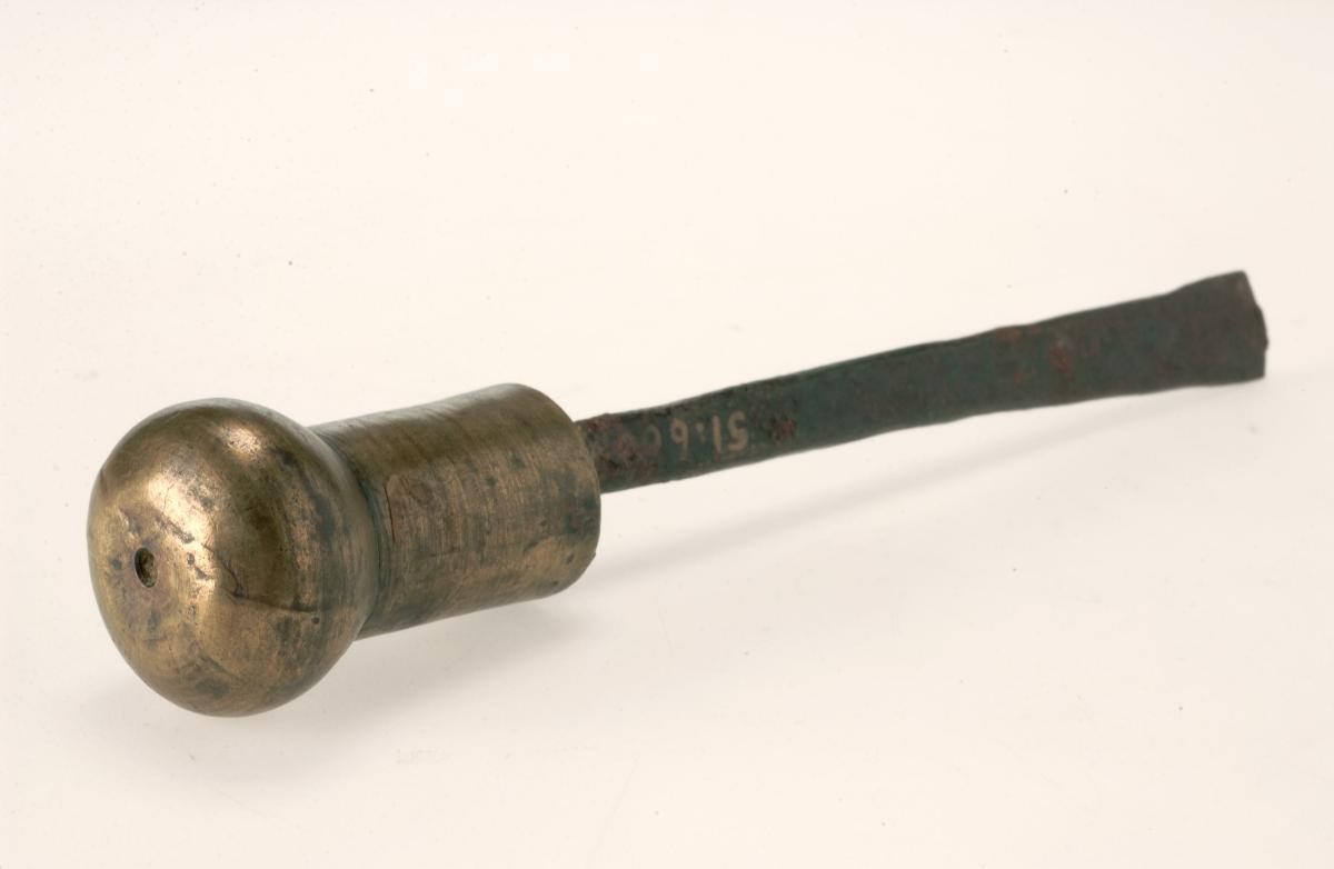 Betel nut pounder