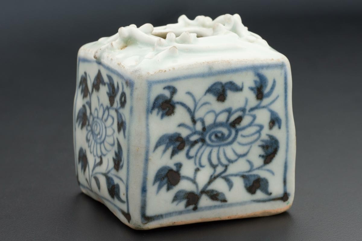 Blue and white jarlet