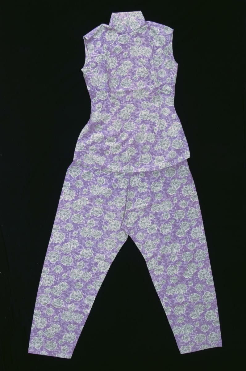 Sleeveless ‘samfoo’ with a floral motif